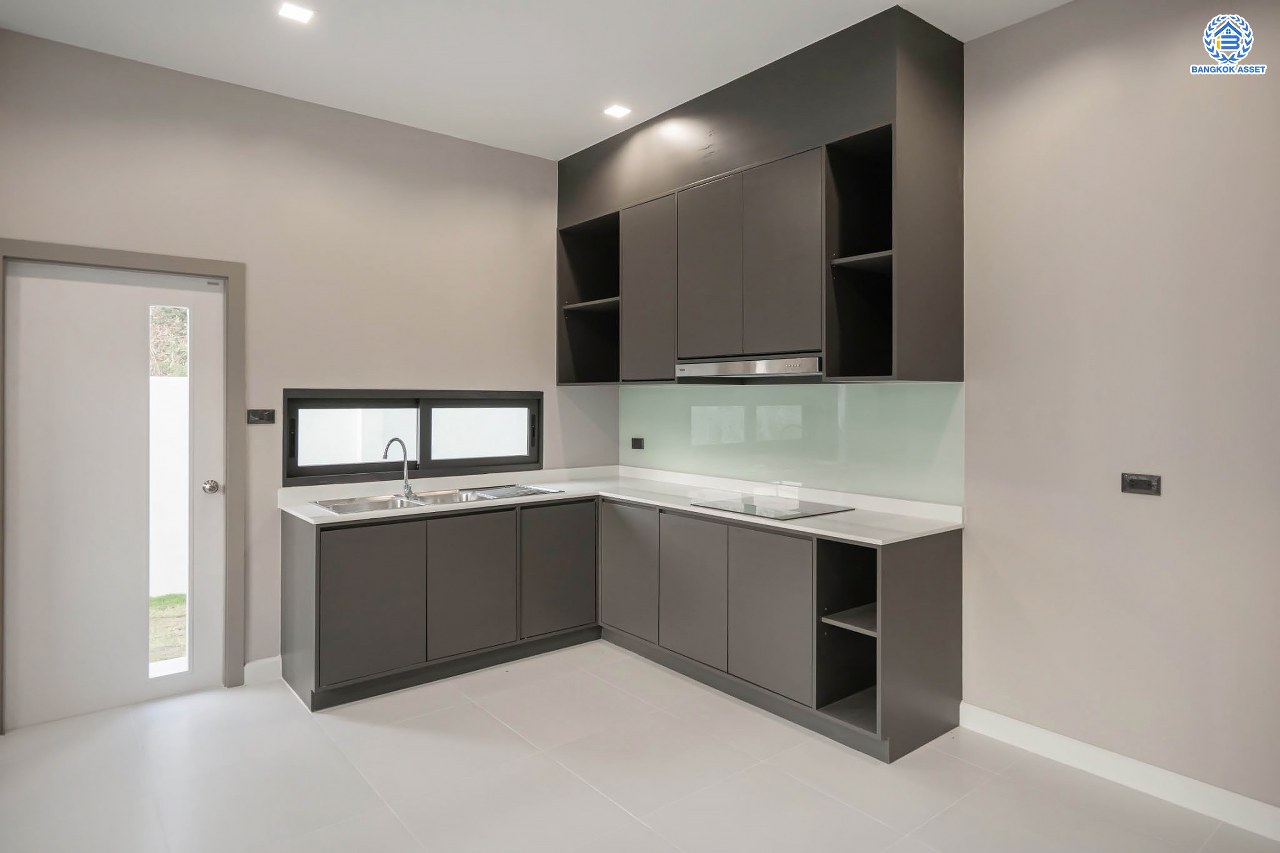 บ้านมือสองตกแต่งใหม่ โครงการ กฤษดานคร20 ปิ่นเกล้า-บรมราชชนนี บ้านหลังมุม ติดทะเลสาบ บนเนื้อที่กว้างมากถึง 238 ตร.ว. ตกแต่งด้วยวัสดุเกรดพรีเมี่ยม ฟังก์ชัน 5 ห้องนอน 6 ห้องน้ำ 1 ห้องอเนกประสงค์ 4 ที่จอดรถ พร้อมทั้งเปลี่ยนระบบไฟฟ้า สุขาภิบาล ทำเลศักยภาพ ติดถนนบรมราชชนนี ใกล้มหาวิทยาลัยมหิดล และเพียง 10 นาทีถึงเซ็นทรัล ปิ่นเกล้า